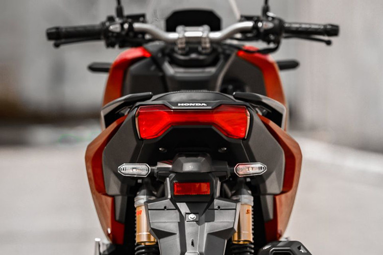 Ngoài ra, mẫu xe ga Honda ADV160 2025 cũng được trang bị cốp chứa đồ rộng tới 30 lít phía dưới yên xe để người sử dụng có thể thoải mái chứa các đồ dùng vật dụng. Xe sở hữu đầy đủ cổng sạc USB Type-C đảm bảo đem tới nhiều thuận tiện cho người sử dụng.