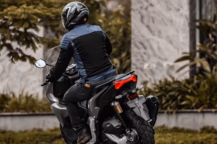 Mẫu tay ga đa dụng cũng được trang bị phanh đĩa trước sau, kèm hệ thống chống bó cứng phanh và hệ thống kiểm soát lực kéo HSTC đảm bảo an toàn khi vận hành. Xe sử dụng vành hợp kim 14 inch phía trước cùng lốp không ruột kích thước 110/80-14M/C 53P, và vành 13 inch phía sau với lốp 130/70-13M/C 57P.