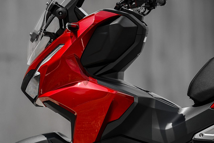 Ngoài việc cập nhật màu sắc mới, xe ga Honda ADV160 2025 vẫn tiếp tục giữ ADN thiết kế đặc trưng của mẫu tay ga đa dụng với tư thế ngồi lái thoải mái cho mọi cung đường di chuyển.