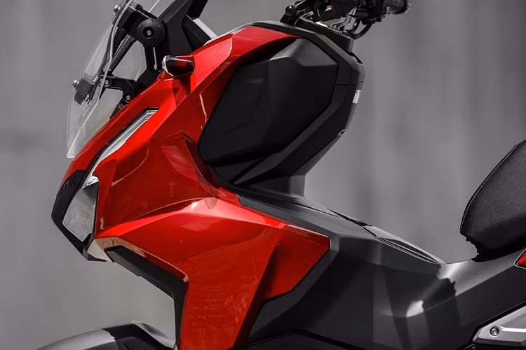 Ngoài việc cập nhật màu sắc mới, xe ga Honda ADV160 2025 vẫn tiếp tục giữ ADN thiết kế đặc trưng của mẫu tay ga đa dụng với tư thế ngồi lái thoải mái cho mọi cung đường di chuyển.