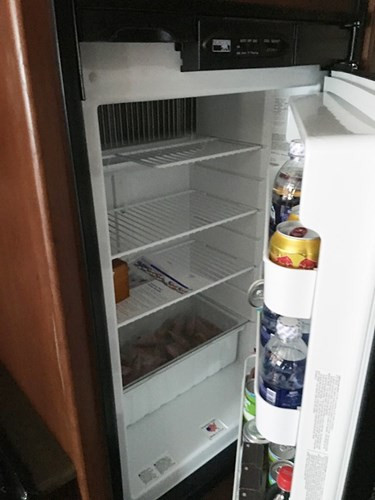 Động cơ của Thor Motor Coach Vegas là máy dầu Triton V10, dung tích 6,8 lít, kết hợp cùng hộp số tự động TorqShift 5 cấp. Động cơ sản sinh công suất tối đa 305 mã lực và mô-men xoắn cực đại 570 Nm.