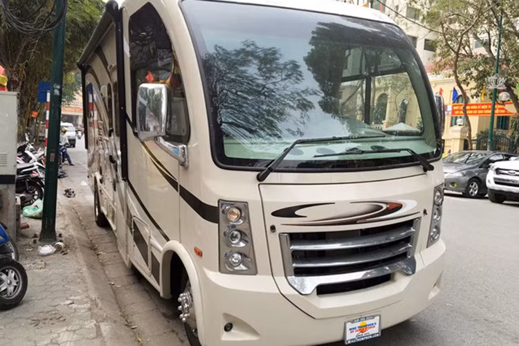 Được biết, chiếc xe ôtô khủng Thor Motor Coach Vegas này có giá khoảng 100.000 USD (khoảng hơn 2 tỷ đồng), tại thị trường Mỹ. Tuy nhiên, khi về Việt Nam, chiếc Thor Motor Coach Vegas có giá bán sau thuế rơi vào khoảng 250.000 USD (khoảng hơn 5 tỷ đồng).