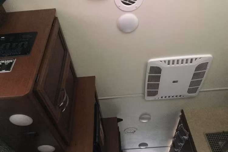 Toàn bộ nội thất với đầy đủ các khu chức năng như nhà vệ sinh, bếp nấu, tủ lạnh, bồn rửa mặt, giường ngủ, tủ quần áo, phòng làm việc có Wi-Fi và điều hoà 2 chiêu hay nơi bàn thảo công việc được thiết kế riêng biệt...