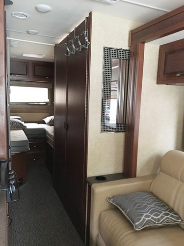 Ở phía sau, chiếc xe có đầy đủ các khu vực sinh hoạt như một ngôi nhà thực sự, chỉ được thu gọn lại một cách gọn gàng cho phù hợp với diện tích chiếc xe. Ghế sofa cùng tủ quần áo được đặt ở bên phải xe.