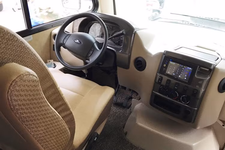 Ở khu vực buồng lái, có vẻ siêu xe Thor Vegas không có gì khác so với những mẫu xe 24 chỗ khác, ngoại trừ hệ thống thông tin giải trí với màn hình cảm ứng. Dựa trên cơ sở dòng xe van Ford E-Series, chính vì vậy không ngạc nhiên khi vô-lăng của chiếc xe vẫn còn logo Ford. 