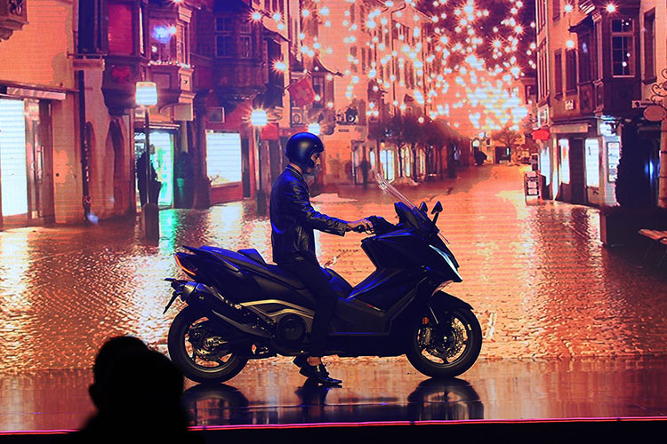 AK 550 có hai chế độ lái tương ứng cho các điều kiện thời tiết, đường xá khác nhau. Với Power Mode động cơ sẽ hoạt động với toàn bộ sức mạnh, còn với Rain Mode hạn chế lại sức mạnh và độ nhạy ga để AK 550 “hiền lành” hơn khi chạy trong điều kiện đường ít độ bám. Hơi đáng tiếc là AK 550 vẫn chưa có hệ thống kiểm soát lực kéo Traction Control.