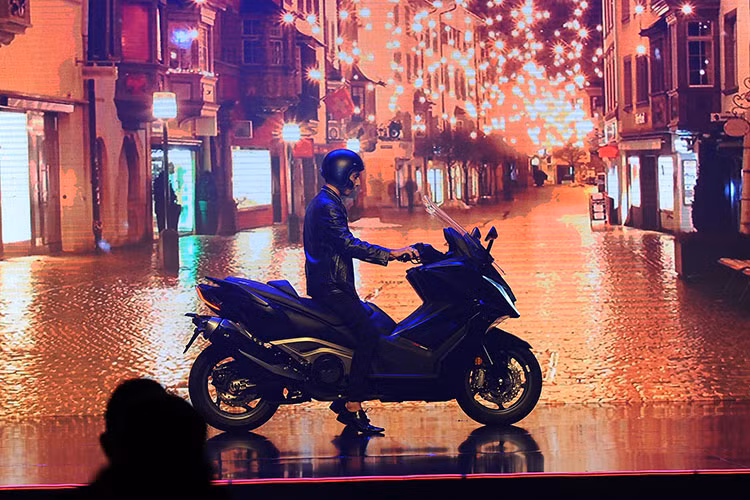 AK 550 có hai chế độ lái tương ứng cho các điều kiện thời tiết, đường xá khác nhau. Với Power Mode động cơ sẽ hoạt động với toàn bộ sức mạnh, còn với Rain Mode hạn chế lại sức mạnh và độ nhạy ga để AK 550 “hiền lành” hơn khi chạy trong điều kiện đường ít độ bám. Hơi đáng tiếc là AK 550 vẫn chưa có hệ thống kiểm soát lực kéo Traction Control.