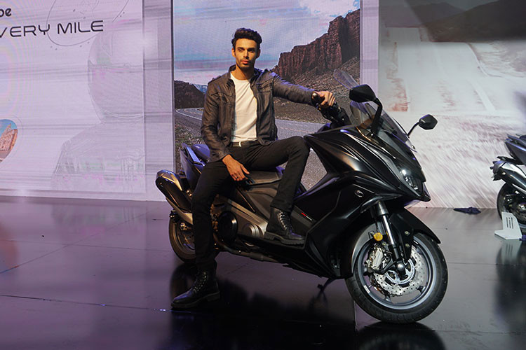 Mẫu xe ga Kymco AK 550 là chiếc maxi scooter cỡ lớn vừa chính thức ra mắt tại Việt Nam từng được ra mắt các khách hàng tại châu Âu hồi cuối năm ngoái, đây cũng là mẫu xe cạnh tranh trực tiếp với các đối thủ như Yamaha T-Max và BMW C600 Sport... Xe là phiên bản thương mại của mẫu concept K50 kỷ niệm 50 năm lịch sử của Kymco.