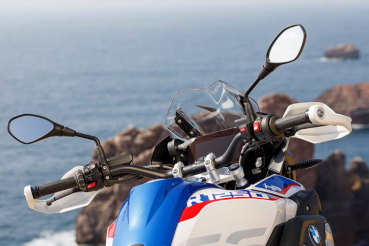 BMW cung cấp cho R1250 GS Adventure hệ thống treo hành trình dài để xe vận hành ổn định, êm ái trên mọi loại địa hình với phuộc BMW Telelever được thiết lập ở phía trước và phuộc Evo Paralever hoạt động "ăn ý" với trục dẫn động ở phía sau. Mâm xe 19 &amp; 17 inch (trước &amp; sau) là một trang bị hợp lý cho chiếc xe môtô bề thế và hầm hố này.