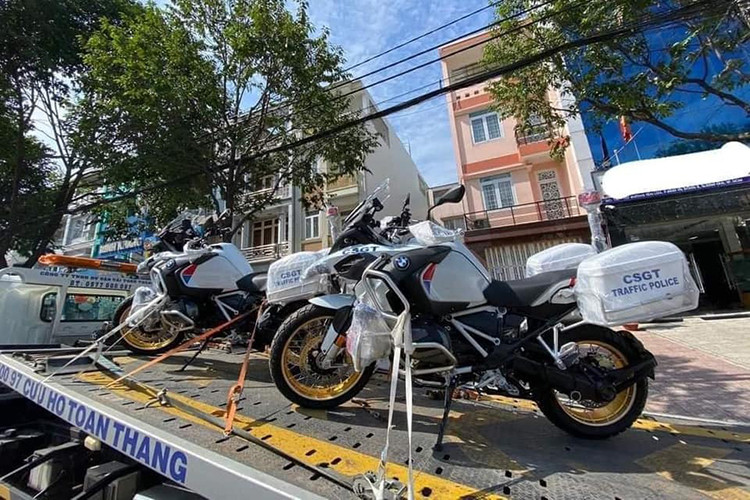 Với những người đam mê xe mô tô phân khối lớn, đặc biệt là xe BMW thì mẫu R1250GS có lẽ đã không còn quá xa lạ. Mới đây, Sự xuất hiện của hai chiếc xe BMW R1250GS Adventure mới trên xe cứu hộ an toàn giao thông đã thu hút được sự chú ý của nhiều người.
