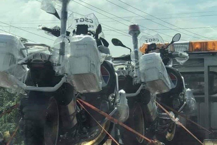 Đáng chú ý hơn trên xe còn có tem của CSGT, cho thấy rằng lực lượng CSGT của Việt Nam vừa được trang bị mẫu xe cao cấp này. BMW R1250GSA của CSGT Việt Nam mang thiết kế Adventure Touring, tối ưu hóa cho việc đi đường trường và offroad nhẹ. Hai chiếc R1250GS trong hình ảnh là phiên bản GSA HP cao cấp nhất với bình xăng 30 lít và khung chống đổ quanh xe.