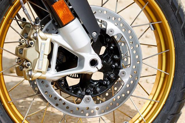 Xe sở hữu hai chế độ lái cơ bản và có thể hiệu chỉnh mở thêm 1 chế độ Enduro Pro, ABS, hệ thống kiểm soát độ ổn định tự động, kiểm soát lực kéo ASC, hệ thống kiểm soát Hill Start Control tiêu chuẩn, hệ thống treo điện tử ESA. Các hệ thống điện tử hỗ trợ bao gồm: Dynamic Traction Control (DTC), ABS Pro, Hill Start Control Pro và Dynamic Brake Assistant (DBC)...