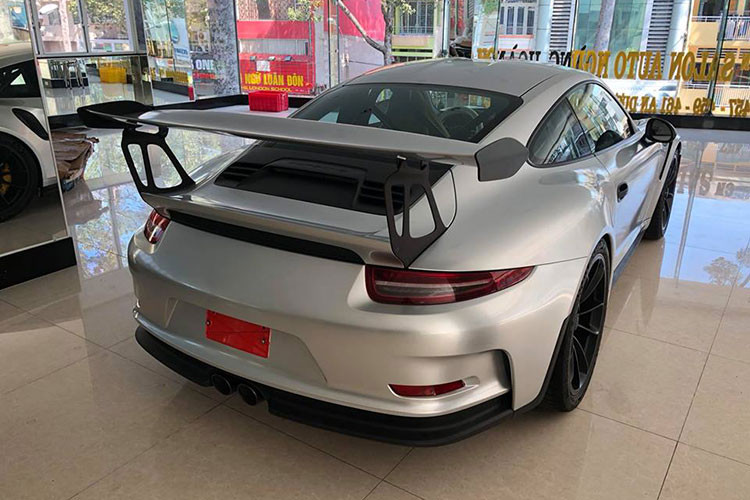 Hiện trên bảng thông báo giá bán của Porsche Việt Nam đã không còn có tên của phiên bản 911 GT3 RS mà thay vào đó là 911 GT2 RS. Trước đó, siêu xe này từng có giá bán chính hãng gần 14 tỷ đồng tại Việt Nam và không có khách hàng nào đặt hàng chính hãng Porsche 911 GT3 RS.