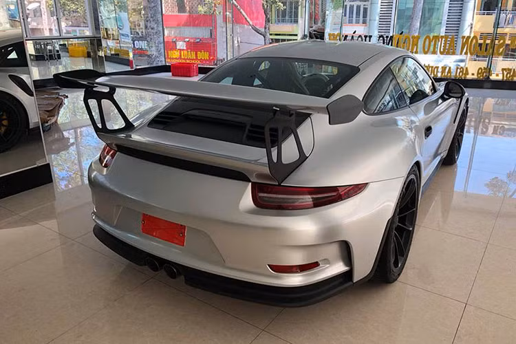 Hiện trên bảng thông báo giá bán của Porsche Việt Nam đã không còn có tên của phiên bản 911 GT3 RS mà thay vào đó là 911 GT2 RS. Trước đó, siêu xe này từng có giá bán chính hãng gần 14 tỷ đồng tại Việt Nam và không có khách hàng nào đặt hàng chính hãng Porsche 911 GT3 RS.