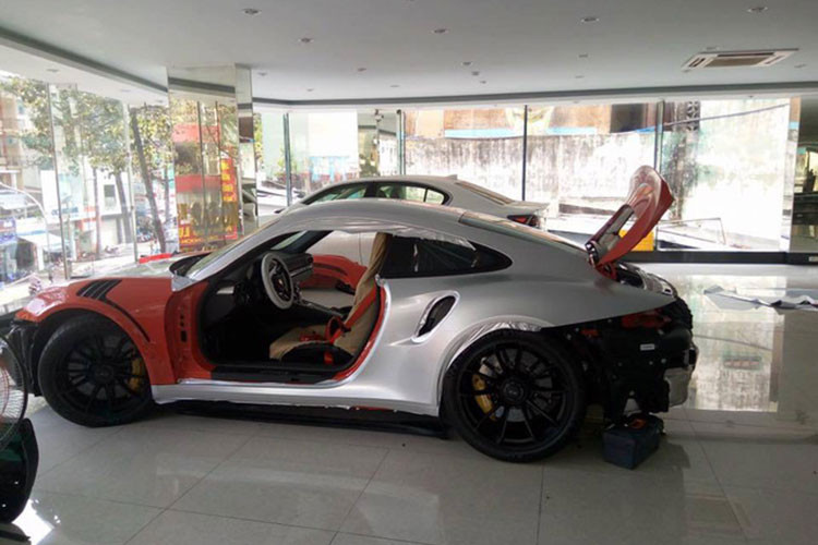 Gần đây, những hình ảnh ghi lại cho thấy, chiếc Porsche 911 GT3 RS đã được dán đổi màu sơn từ cam sang bạc bằng phương pháp đề-can. Màu bạc được Chủ tịch Trung Nguyên, Đặng Lê Nguyên Vũ hay cho dán lại siêu xe khi mua từ các công ty nhập khẩu tư nhân quận 5, TP HCM.