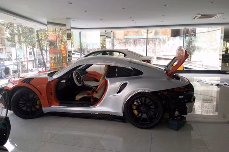 Gần đây, những hình ảnh ghi lại cho thấy, chiếc Porsche 911 GT3 RS đã được dán đổi màu sơn từ cam sang bạc bằng phương pháp đề-can. Màu bạc được Chủ tịch Trung Nguyên, Đặng Lê Nguyên Vũ hay cho dán lại siêu xe khi mua từ các công ty nhập khẩu tư nhân quận 5, TP HCM.