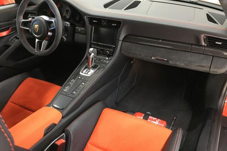 Porsche 911 GT3 RS sử dụng khối động cơ Boxer 6 xy-lanh, dung tích 4.0 lít, sản sinh công suất tối đa 500 mã lực tại vòng tua máy 8.250 vòng/phút và mô-men xoắn cực đại đạt 460 Nm. Động cơ được trang bị hệ thống phun nhiên liệu trực tiếp (DFI). Kết hợp cùng hộp số tự động 7 cấp ly hợp kép (PDK) cùng hệ dẫn động cầu sau.