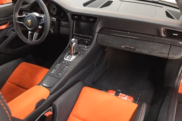 Porsche 911 GT3 RS sử dụng khối động cơ Boxer 6 xy-lanh, dung tích 4.0 lít, sản sinh công suất tối đa 500 mã lực tại vòng tua máy 8.250 vòng/phút và mô-men xoắn cực đại đạt 460 Nm. Động cơ được trang bị hệ thống phun nhiên liệu trực tiếp (DFI). Kết hợp cùng hộp số tự động 7 cấp ly hợp kép (PDK) cùng hệ dẫn động cầu sau.