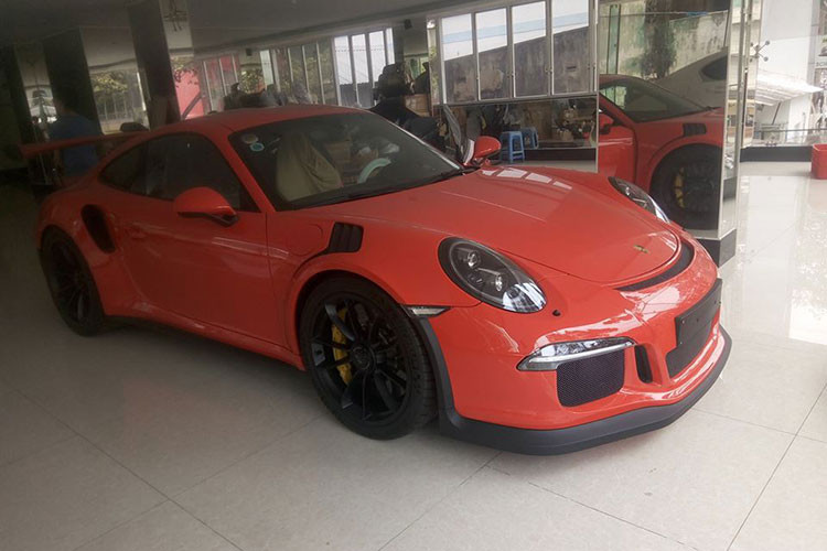 Mui xe của Porsche 911 GT3 RS phiên bản mới được làm bằng hợp kim magiê; sợi carbon được sử dụng cho nắp động cơ và nắp khoang hành lý, các thành phần nhẹ khác được làm bằng vật liệu thay thế. Điều này làm cho mẫu xe RS nhẹ hơn khoảng 10 kg so với mẫu 911 GT3.