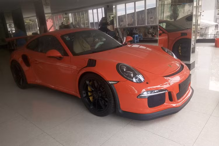 Mui xe của Porsche 911 GT3 RS phiên bản mới được làm bằng hợp kim magiê; sợi carbon được sử dụng cho nắp động cơ và nắp khoang hành lý, các thành phần nhẹ khác được làm bằng vật liệu thay thế. Điều này làm cho mẫu xe RS nhẹ hơn khoảng 10 kg so với mẫu 911 GT3.
