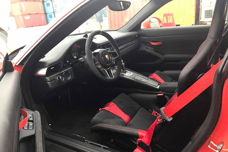 Porsche 911 GT3 RS là phiên bản hiệu suất cao của dòng xe thể thao huyền thoại 911. Những công nghệ dành cho xe đua được áp dụng một cách hợp lý khiến 911 GT3 RS vận hành tối ưu trên đường trường.