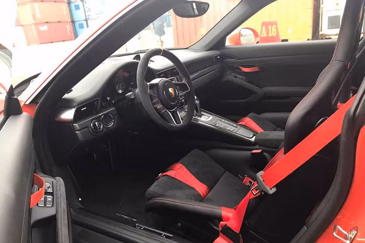 Porsche 911 GT3 RS là phiên bản hiệu suất cao của dòng xe thể thao huyền thoại 911. Những công nghệ dành cho xe đua được áp dụng một cách hợp lý khiến 911 GT3 RS vận hành tối ưu trên đường trường.