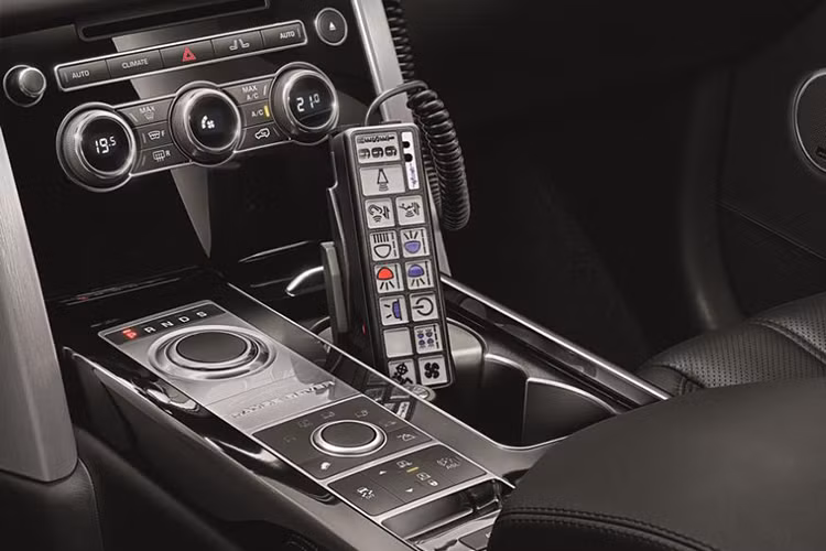 Toàn bộ khung sườn, hệ thống treo, phanh và các hệ thống điện tử của xe đã được tối ưu để đảm bảo khả năng vận hành trên cả on-road và off-road, tương thích với những nâng cấp cho xe chống đạn.