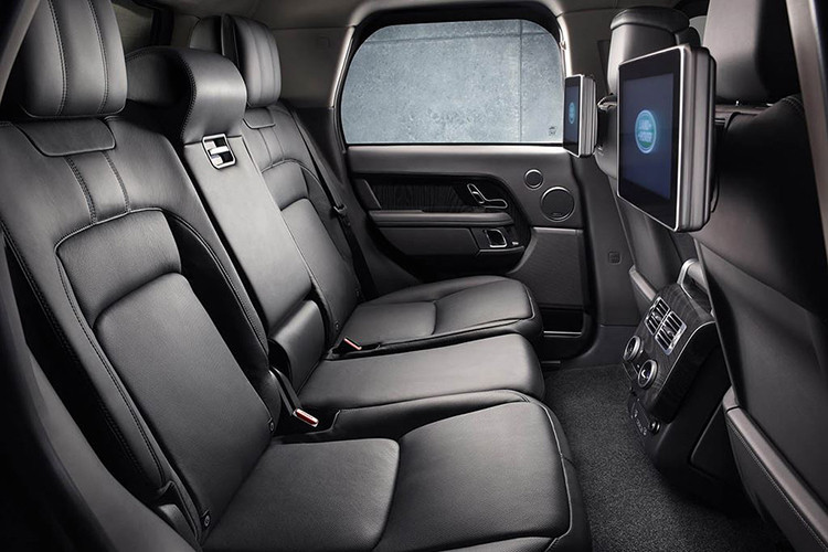 Đáng chú ý, bộ mâm xe được thiết kế chuyên biệt, đi kèm với các lốp run-flat Goodyear Eagle F1 (255/55R20) cho phép xe vẫn chạy được quãng đường hơn 50km ở tốc độ đến 80km/h nếu một trong các lốp bị hư hại.