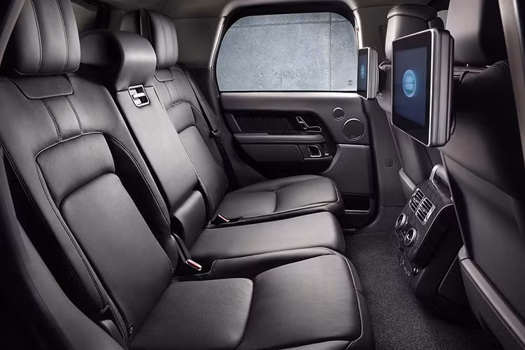 Đáng chú ý, bộ mâm xe được thiết kế chuyên biệt, đi kèm với các lốp run-flat Goodyear Eagle F1 (255/55R20) cho phép xe vẫn chạy được quãng đường hơn 50km ở tốc độ đến 80km/h nếu một trong các lốp bị hư hại.