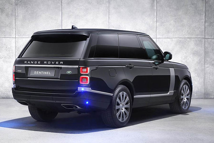 Do phải “khoác” thêm hơn một tấn vật liệu chống đạn (thép và kính) nên tự trọng của RR Sentinel cũng tăng thêm đáng kể, khiến chiếc xe phải mất tới 10,4 giây để tăng tốc 0-100km/h và tốc độ tối đa giới hạn ở 193km/h.