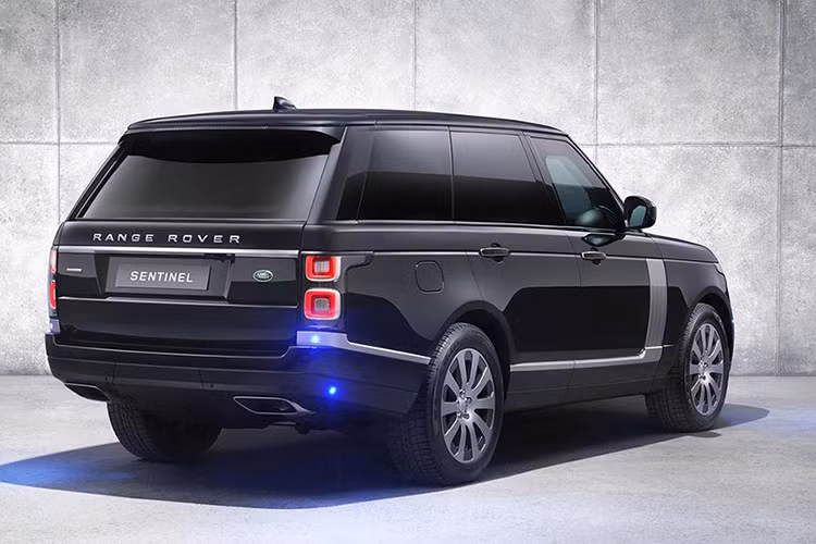 Do phải “khoác” thêm hơn một tấn vật liệu chống đạn (thép và kính) nên tự trọng của RR Sentinel cũng tăng thêm đáng kể, khiến chiếc xe phải mất tới 10,4 giây để tăng tốc 0-100km/h và tốc độ tối đa giới hạn ở 193km/h.