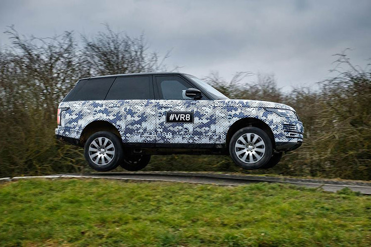 Đóng vai trò chủ lực là cấu trúc khoang hành khách bọc thép 6 thành phần được phát triển đặc biệt, chế tạo từ loại thép có độ cứng siêu cao. Các kính xe tiêu chuẩn được thay thế bằng loại kính chống đạn đa lớp. Ngoài ra, xe còn có hệ thống xả chống can thiệp, thùng nhiên liệu tự làm kín, nguồn pin điện phụ dự phòng và hệ thống sạc phân tách.