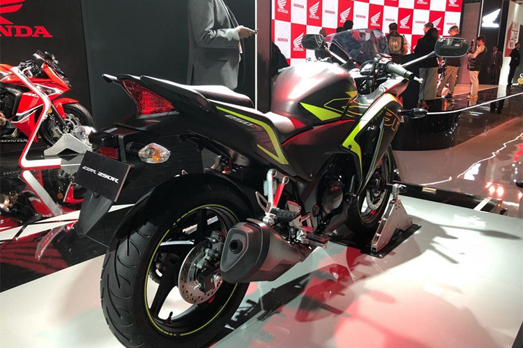 Sức mạnh của Honda CBR250R 2018 là khối động cơ xylanh đơn DOHC, dung tích 249,6 cc, làm mát bằng dung dịch. Động cơ này được trang bị kèm hệ thống phun xăng điện tử FI và hộp số 6 cấp, sản sinh công suất 26 mã lực tại tua máy 8.500 vòng/phút và mômen xoắn cực đại 22,9 Nm tại tua máy 7.000 vòng/phút.