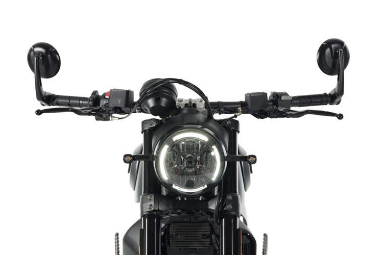 Trọng lượng Ducati Scrambler 2021 NightShift đạt mức 180kg, xe có trọng tâm thấp, tay lái thẳng và hẹp. Bình xăng hình giọt nước bằng thép dung tích 13,6 lít với các tấm nhôm có thể hoán đổi cho nhau. Đèn chiếu sáng trước là dạng thấu kính kết hợp với đèn định vị LED DRL bao quanh. Đèn hậu và đèn xi nhan cũng sử dụng công nghệ LED.