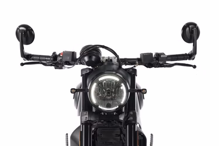 Trọng lượng Ducati Scrambler 2021 NightShift đạt mức 180kg, xe có trọng tâm thấp, tay lái thẳng và hẹp. Bình xăng hình giọt nước bằng thép dung tích 13,6 lít với các tấm nhôm có thể hoán đổi cho nhau. Đèn chiếu sáng trước là dạng thấu kính kết hợp với đèn định vị LED DRL bao quanh. Đèn hậu và đèn xi nhan cũng sử dụng công nghệ LED.