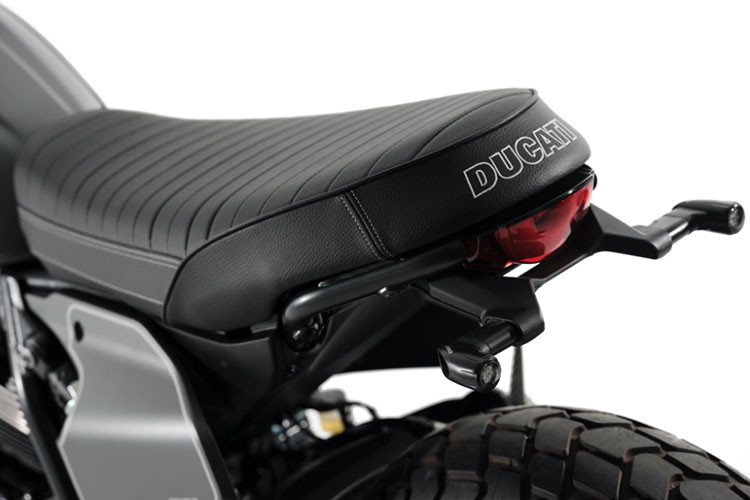 Ngoài ra, thiết kế đặc trưng của phiên bản này là những đường nét cổ điển và mạnh mẽ, được nhấn mạnh bởi việc loại bỏ dè chắn bùn phía sau, yên xe mang phong cách cá tính với chiều cao 798 mm, phù hợp với thể trạng người Việt. Cốp dưới yên có ổ cắm USB.