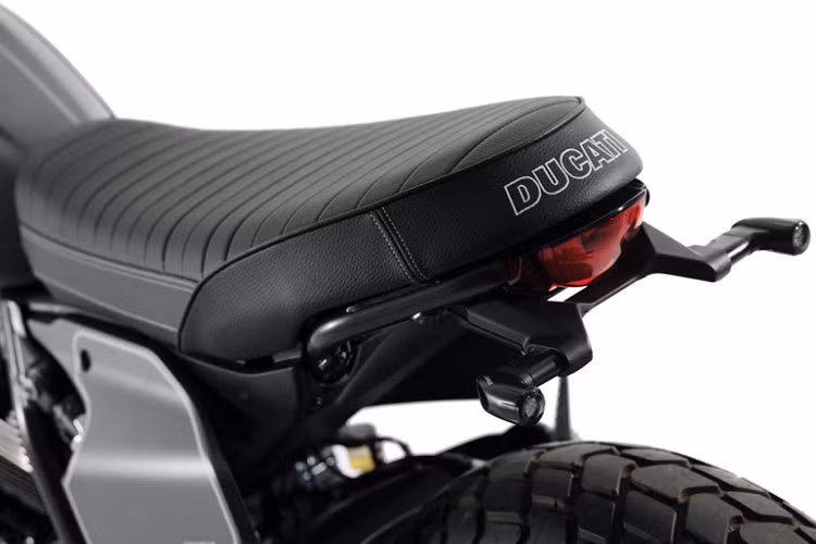 Ngoài ra, thiết kế đặc trưng của phiên bản này là những đường nét cổ điển và mạnh mẽ, được nhấn mạnh bởi việc loại bỏ dè chắn bùn phía sau, yên xe mang phong cách cá tính với chiều cao 798 mm, phù hợp với thể trạng người Việt. Cốp dưới yên có ổ cắm USB.