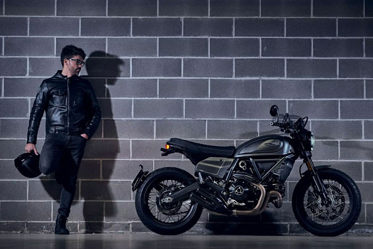 Khung xe dạng lưới thép kép với gắp sau bằng nhôm đúc, bánh xe dạng vành nan hoa kết hợp cùng hệ thống phanh đĩa đơn Brembo ở bánh trước và bánh sau. ABS hai kênh hỗ trợ trong cua là tiêu chuẩn. Xe sử dụng phuộc hành trình ngược KYB 41mm ở bánh trước và phía sau là giảm xóc KYB shock.