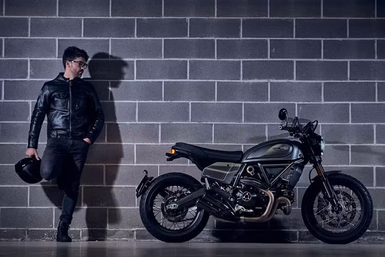 Khung xe dạng lưới thép kép với gắp sau bằng nhôm đúc, bánh xe dạng vành nan hoa kết hợp cùng hệ thống phanh đĩa đơn Brembo ở bánh trước và bánh sau. ABS hai kênh hỗ trợ trong cua là tiêu chuẩn. Xe sử dụng phuộc hành trình ngược KYB 41mm ở bánh trước và phía sau là giảm xóc KYB shock.