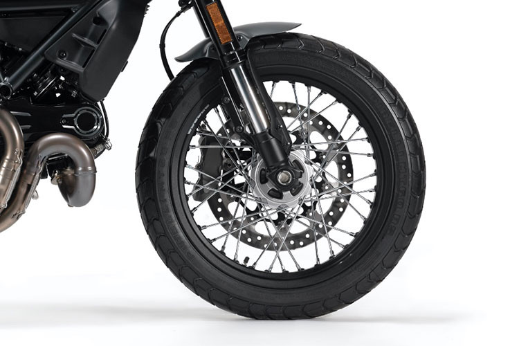 Xe còn sở hữu cặp vành nan hoa giúp xe trở nên đa dụng và cổ điển hơn. Bánh xe có kích thước 18 inch ở phía trước và 17 inch ở phía sau, trong khi sử dụng bộ lốp tiêu chuẩn là Pirelli MT60, cho khả năng chạy tốt cả trên đường nhựa và đường đất.