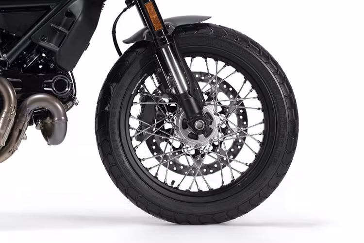 Xe còn sở hữu cặp vành nan hoa giúp xe trở nên đa dụng và cổ điển hơn. Bánh xe có kích thước 18 inch ở phía trước và 17 inch ở phía sau, trong khi sử dụng bộ lốp tiêu chuẩn là Pirelli MT60, cho khả năng chạy tốt cả trên đường nhựa và đường đất.