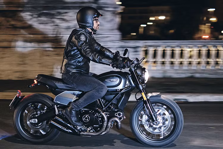 Xe sẽ chính thức được bán ra tại Malaysia từ tháng 8/2021, mức giá xe Ducati Scrambler NightShift 2021 từ 65.900 Malaysia Ringgit (tương đương với khoảng 354 triệu đồng). Theo dự đoán, phiên bản đặc biệt này sẽ được bán tại nước ta ở mức giá khoảng gần 400 triệu đồng.
