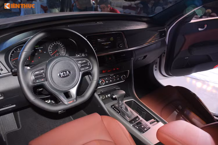 So với thế hệ cũ, Kia Optima có kích thước lớn hơn đôi chút, hệ thống khung gầm cũng được cải tiến. Trong khi đó, không gian nội thất của xe được thiết kế đơn giản nhưng sang trọng với những chi tiết và vật liệu cao cấp, đồng thời có cách bố trí thông minh. Bảng táp-lô của xe có bề mặt lớn và phẳng, đem tới cảm giác rộng rãi hơn.