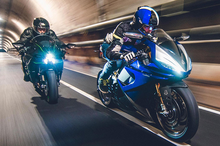 Phiên bản Carbon cao cấp nhất nâng pin lên thành 20kWh và công suất đạt 120 mã lực. Dù mạnh mẽ, nhưng phiên bản này có tầm hoạt động trong thành phố lên tới gần 322km. Ở 2 phiên bản thấp, Strike sẽ đi kèm bộ sạc 3,3kW, trong khi bản cao nhất có sạc công suất lớn gấp đôi là 6,6 kW.