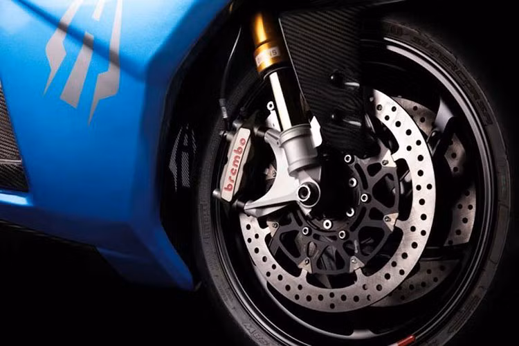 Các chi tiết khác như; heo trước Brembo M4 Monoblock, heo sau Brembo P2 34, lốp Pirelli Diablo Supercorsa và bảng đồng hồ full màn hình màu LCD AIM Strada. Kết hợp cùng thân xe khí động học và động cơ mạnh mẽ, hiệu năng vận hành ấn tượng và cảm giác lái thú vị là những điều được bảo đảm trên Strike.