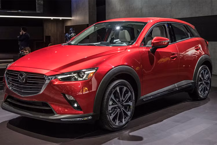  Mazda CX-3 bản 2019 được trình làng tại New York Auto Show 2018 hồi tháng 4 vừa qua với diện mạo gần như không thay đổi quá nhiều so với phiên bản 2018. Tuy nhiên, trên phiên bản mới tại thị trường Mỹ xe được nâng cấp một số chi tiết ấn tượng hơn đối với người sử dụng.