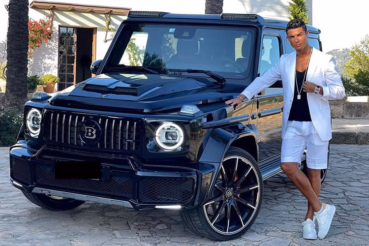 Mercedes G-Wagon Brabus đặc biệt là món quà mà bạn gái Georgina Rodriguez dành tặng Ronaldo vào tháng 2/2020, nhân dịp sinh nhật thứ 35. Tên đầy đủ của chiếc siêu SUV này là Brabus G V12 900 "1 of 10". Đây là mẫu xe đứng đầu trong dòng sản phẩm của hãng độ lừng danh Brabus và được sản xuất với số lượng giới hạn 10 chiếc.