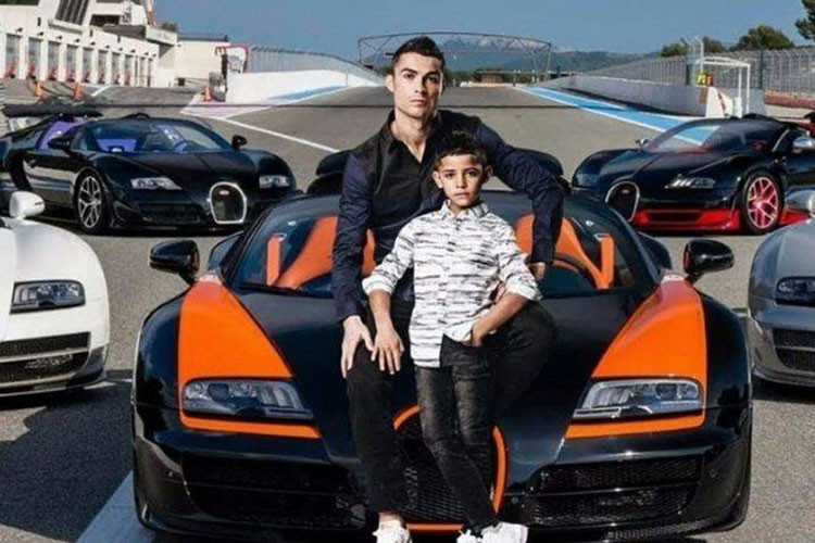 Được biết, Cristiano Ronaldo sẽ ký vào bản hợp đồng có thời hạn 2 năm cùng với MU và hiện anh đã lên chuyên cơ riêng rời Turin (Ý) để về Lisbon (thủ đô của Bồ Đào Nha). Tại đây, Ronaldo sẽ tiến hành các thủ tục kiểm tra y tế trước khi ký hợp đồng chính thức với MU.