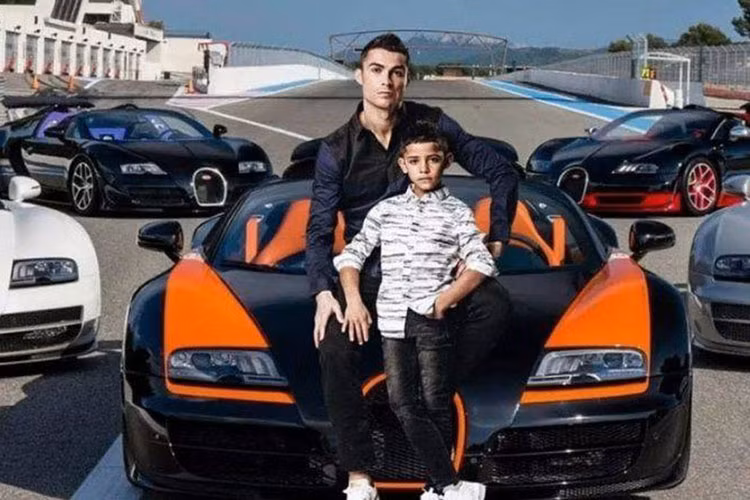 Được biết, Cristiano Ronaldo sẽ ký vào bản hợp đồng có thời hạn 2 năm cùng với MU và hiện anh đã lên chuyên cơ riêng rời Turin (Ý) để về Lisbon (thủ đô của Bồ Đào Nha). Tại đây, Ronaldo sẽ tiến hành các thủ tục kiểm tra y tế trước khi ký hợp đồng chính thức với MU.