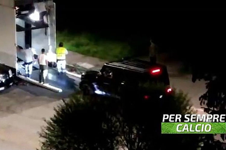 Vào tháng 5 năm nay, Cristiano Ronaldo đã bí mật đưa dàn "siêu xế" của mình rời khỏi Turin, Ý. Có tất cả 7 chiếc bao gồm một số chiếc xe đình đám thường xuất hiện cùng siêu sao bóng đá này như Ferrari F12tdf, Bugatti Chiron, Brabus G V12 900 và Mercedes-AMG S-Class Coupe.